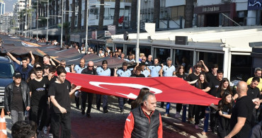 İzmir'de Ata'ya Saygı Yürüyüşü Düzenlendi