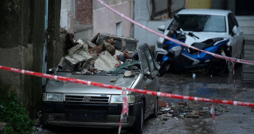 İzmir'de Balkon Çökmeleri Araç Hasarına Neden Oldu