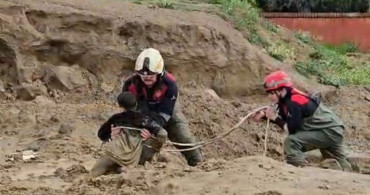 İzmir'de Çamura Saplanan Çocuklar İtfaiye Tarafından Kurtarıldı