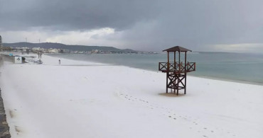 İzmir’de dolu yağışı etkili oldu: Sokaklar beyaza büründü