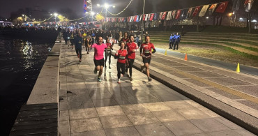 İzmir'de En Uzun Gece Koşusu Coşkuyla Gerçekleşti