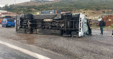 İzmir'de Genç Sporcuları Taşıyan Otobüs Devrildi