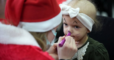 İzmir'de Kanser Tedavisi Gören Çocuklar İçin Neşeli Yeni Yıl Etkinliği