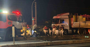 İzmir'de kırmızı ışıkta bekleyen araçlara tır çarptı: 1'i ağır 5 yaralı