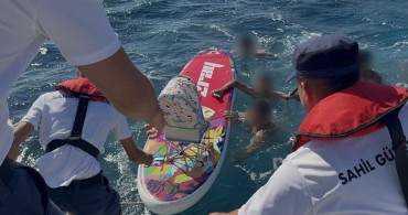 İzmir'de kürek sörfü yaparken denizde mahsur kalan 5 kişi kurtarıldı