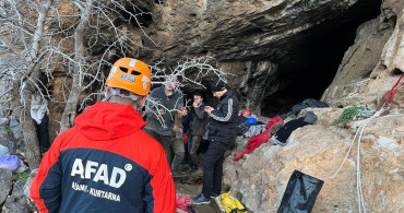 İzmir'de Mağarada Çukura Düşen Kişi İçin Kurtarma Operasyonu Başlatıldı