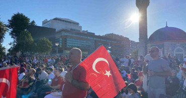 İzmir’de milli heyecan meydanlara taştı: Dev ekranda Dünya Kupası coşkusu
