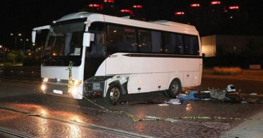 İzmir'de Minibüse Çarpan Motosikletin Sürücüsü Yaşamını Yitirdi