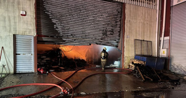 İzmir'de Mobilya Atölyesi Yangınına Müdahale Ediliyor