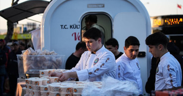 İzmir'de Öğrencilerden İftar İkramı
