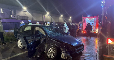 İzmir'de Otomobil Çarpışması: 4 Yaralı