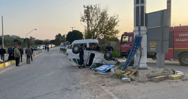 İzmir'de Otomobil Devrildi: 2 Yaralı