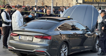 İzmir'de Otomobile Silahlı Saldırı: 1 Ağır Yaralı