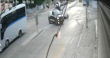 İzmir'de otomobilin motosiklete çarpıp olay yerinden kaçtığı kaza güvenlik kamerasında