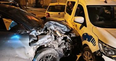 İzmir'de Park Halindeki Polis Aracına Çarpma Kazası