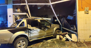 İzmir'de Pikap Kontrolden Çıktı, İş Yerine Girdi