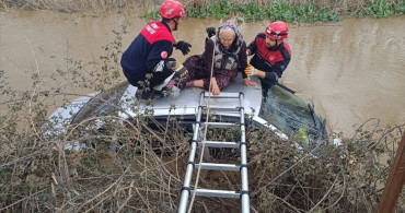 İzmir'de Sağanak Sonrası Otomobilde Mahsur Kalan İkili Kurtarıldı