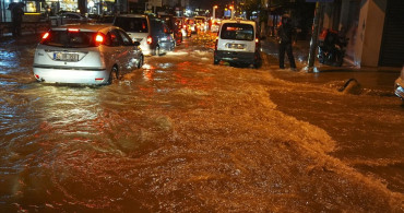 İzmir'de Sağanak ve Fırtına Hayatı Zora Soktu