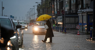 İzmir'de Sağanak Yağış Hayatı Olumsuz Etkiledi