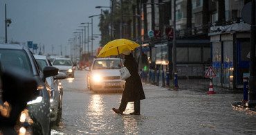 İzmir'de sağanak yağış hayatı olumsuz etkiledi