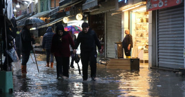 İzmir'de Sağanak Yağış Hayatı Olumsuz Etkiledi