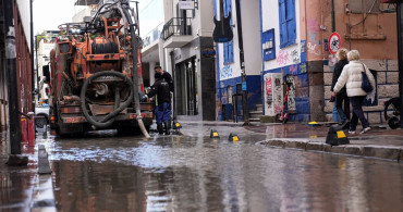İzmir'de Sağanak Yağış Hayatı Olumsuz Etkiliyor