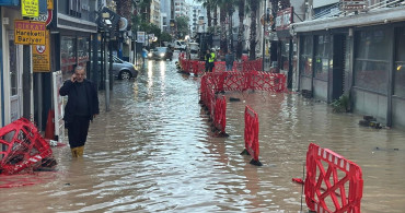 İzmir'de Sağanak Yağış İş Yerlerini Su Bastı