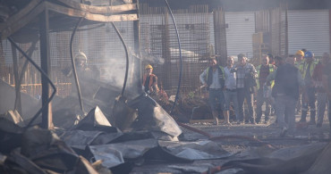 İzmir'de Şantiye Yangını: Konteynerler Kullanılamaz Hale Geldi