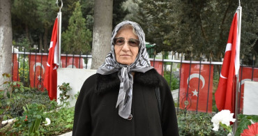 İzmir'de Şehit Aileleri Arife Günü Mezarlıkları Ziyaret Etti