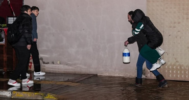 İzmir'de Şiddetli Yağmur Sonrası Trajedi: Sürücü Mahsur Kaldı