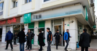 İzmir'de Silahlı Banka Soygunu, Kasadaki Parayı Alıp Kaçtı