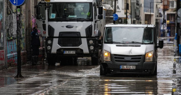 İzmir'de Su Baskınları ve Tahliye Çalışmaları Devam Ediyor