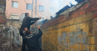 İzmir'de Tavuk Kümesinde Yangın, Ceşitli Ekipler Mücadele Etti