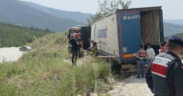 İzmir'de Tır Devrildi: Sürücü Hayatını Kaybetti