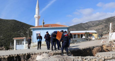 İzmir'de Toprak Kayması Nedeniyle 10 Ev Tahliye Edildi