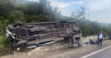 İzmir'de Turistleri Taşıyan Minibüs Devrildi