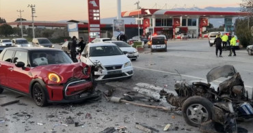 İzmir'de Üç Araçlı Kaza: 3 Yaralı