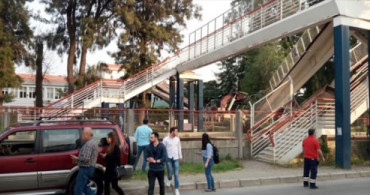 İzmir'de Vinç Üst Geçide Çarptı