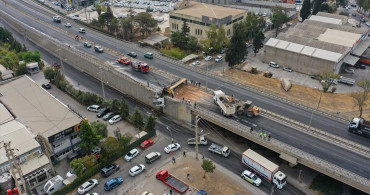 İzmir'de Viyadükte Asılı Tır Kazası