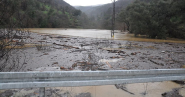 İzmir'de Yağış Sonrası Yol Çökmesi ve Hasar Tespit Çalışmaları