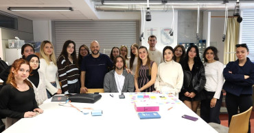 İzmir'de Yapay Zeka ile Sanat: Öğrenciler Tarihi Görüntüleri Tabloya Dönüştürdü