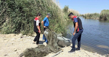İzmir'de yasa dışı avcılıkla mücadele: 50 metrelik ağ sudan çıkarıldı