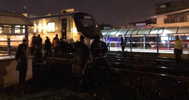 İzmir'de Yolcu Treni Bir Kişiye Çarptı!