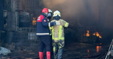 İzmir'deki Geri Dönüşüm Fabrikasında Yangın Kontrol Altına Alındı