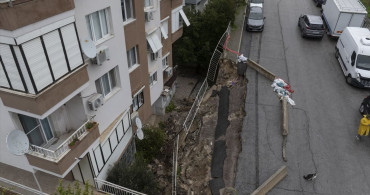 İzmir'deki İstinat Duvarı Çöktü, Sakinler Çözüm Bekliyor