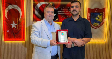 İzmir'deki taksici, unutulan eşyaları sahibine teslim etti ve plaket aldı