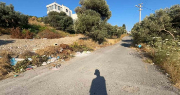 İzmir'in Karaburun ilçesinde çöp sorunu mahalleliyi isyan ettirdi
