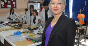 İzmirli Öğrenciler Ramazan İçin Seccade Dikiyor