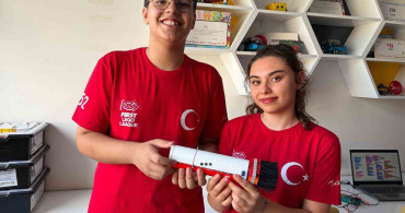 İzmirli öğrencilerden elektrikli fırça projesi dünya birinciliği kazandı