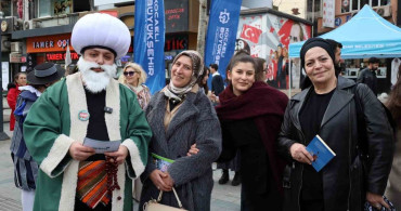 İzmit'te Edebiyat Kahramanları Sokaklarda